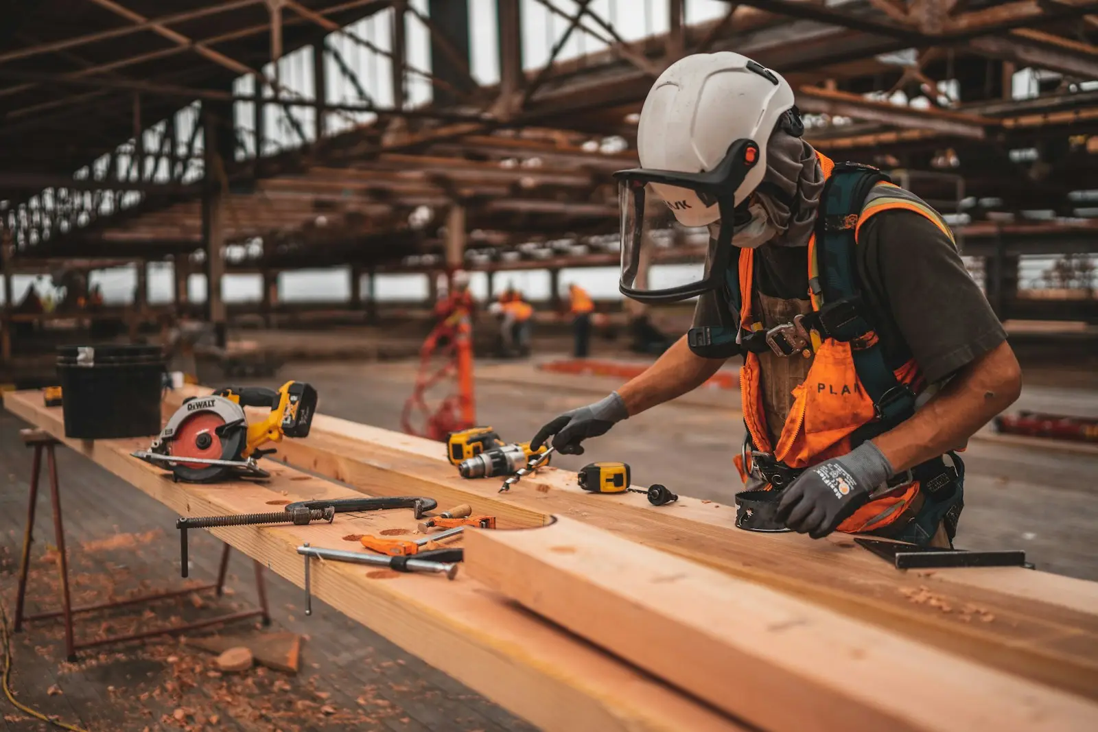 Artisan au travail sur un chantier