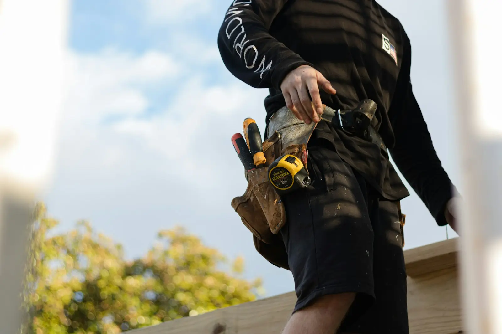 Artisan avec sa ceinture à outils