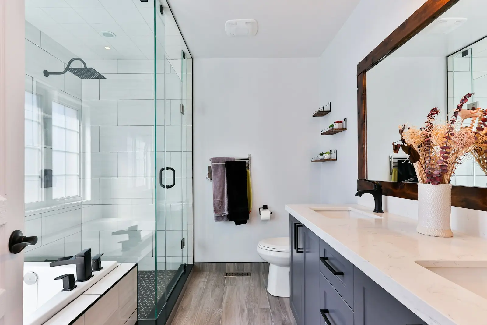 Salle de bain rénovée avec douche vitrée et meuble vasque